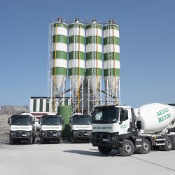 AKYAZI HAZIR BETON, BETON MİKSERİNİN YÜKÜNÜ RENAULT TRUCKS K SERİSİ’NE BIRAKIYOR