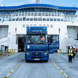 İLK DEFA BİR AĞIR HİZMET TİPİ ELEKTRİKLİ KAMYON, FERİBOTLA DOVER'DAN CALAİS'E MANŞ DENİZİ'Nİ GEÇTİ