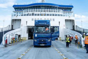 İLK DEFA BİR AĞIR HİZMET TİPİ ELEKTRİKLİ KAMYON, FERİBOTLA DOVER’DAN CALAİS’E MANŞ DENİZİ’Nİ GEÇTİ